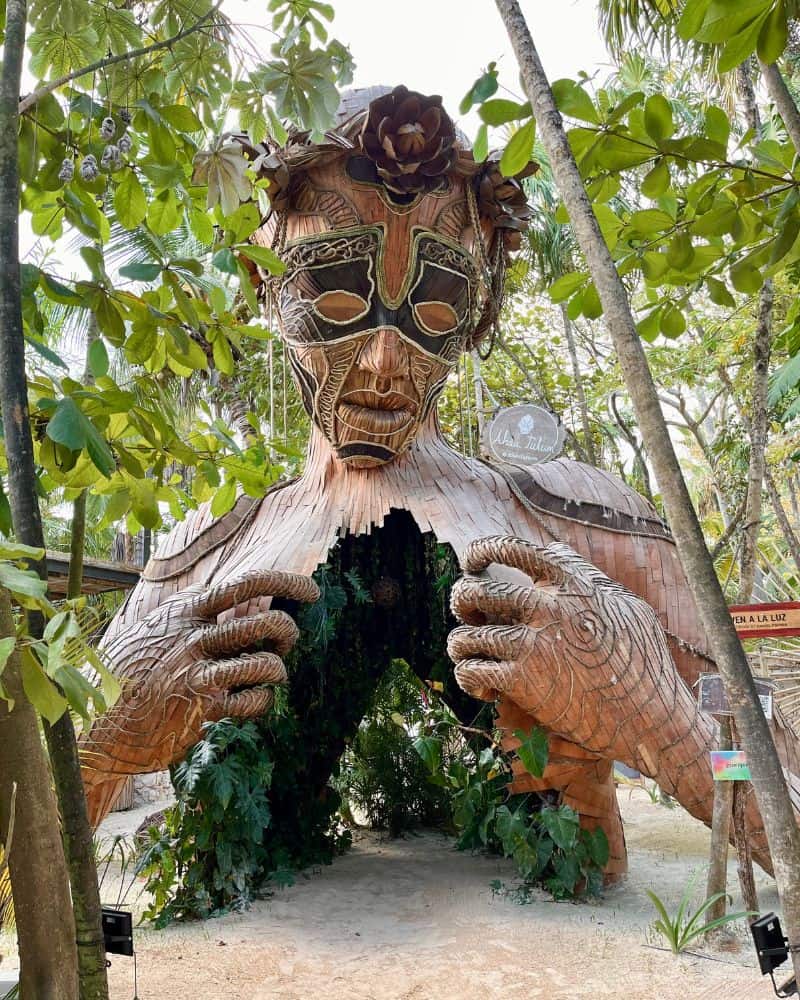 Ven a la luz Tulum-Statue Daniel Popper, located in Tulum Sculpture Park